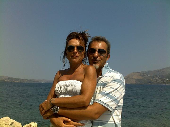 Claudio e Monica abbracciati davanti al mare